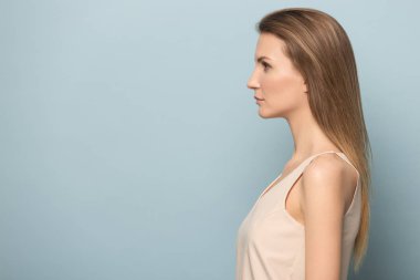 Profilde ciddi genç kadın boş kopyalama alanına bakın