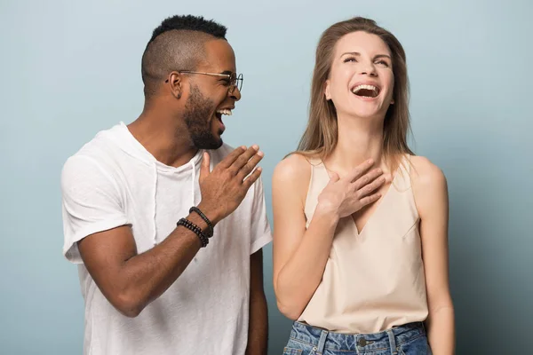Glad multiracial människor skrattar isolerad på studio bakgrund — Stockfoto