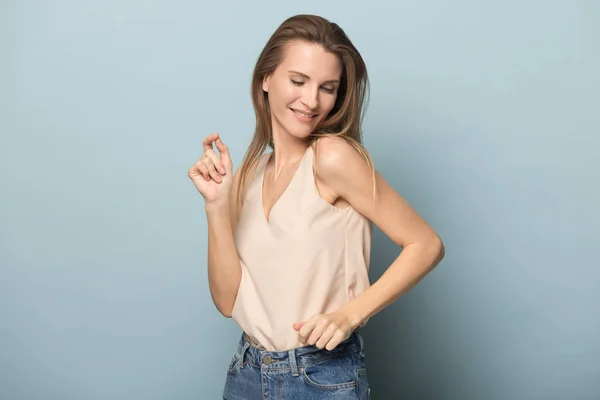 Felice giovane donna divertirsi danza isolato in studio — Foto Stock