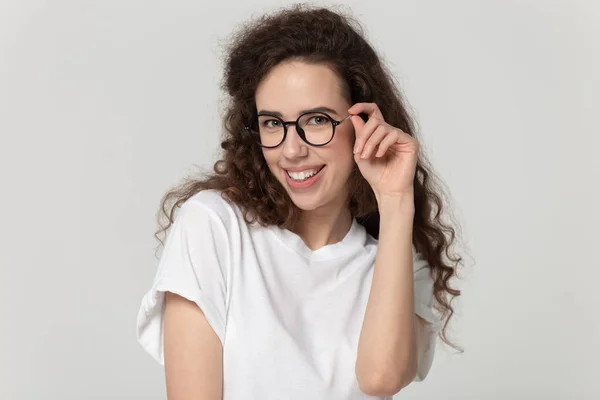 Ung flirtig kvinna röra glasögon huvud skott porträtt. — Stockfoto