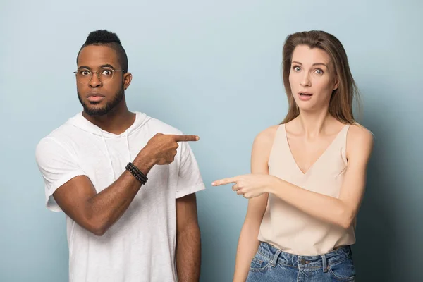 Frustrado diverso homem e mulher apontar dedo culpando uns aos outros — Fotografia de Stock