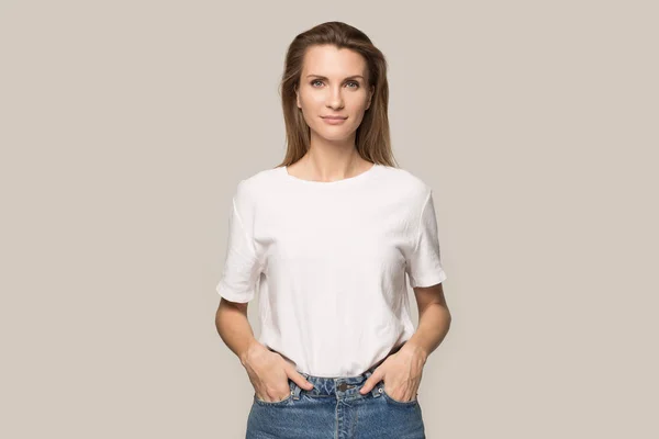 Portrait of young woman in casual clothes posing in studio — Stock Photo, Image