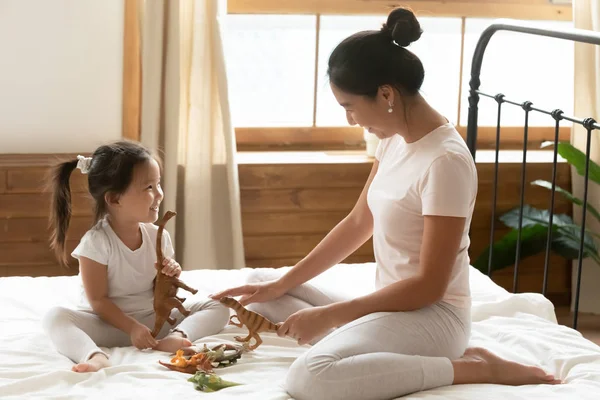 Jong aziatisch mam spelen speelgoed met weinig dochter — Stockfoto