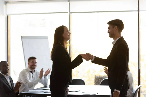 Jefe agradeciendo a mujer entrenador de negocios después del seminario — Foto de Stock