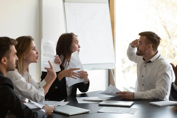 Businesspeople argue with client dissatisfied with contract terms — Stock Photo, Image