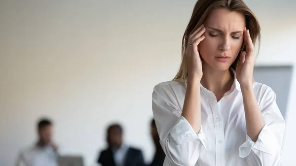 Femme touche temples souffre de maux de tête par le stress sur le lieu de travail — Photo