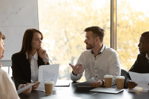 Ondernemers in gesprek over business project in groepsvergadering — Stockfoto