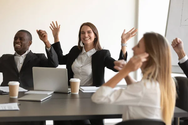 Szczęśliwi biznesmeni krzyczący z radości dzielą wspólny sukces w miejscu pracy — Zdjęcie stockowe