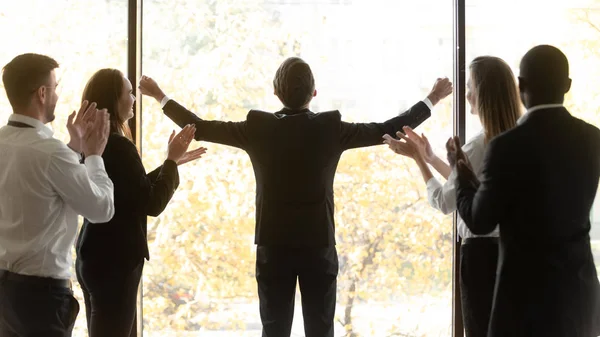 Empresarios aplaudiendo admirados por el talento y el éxito de su colega — Foto de Stock