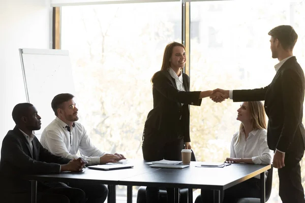 Босс вітає корпоративного клієнта висловлює повагу потискуючи руки на початку зустрічі — стокове фото