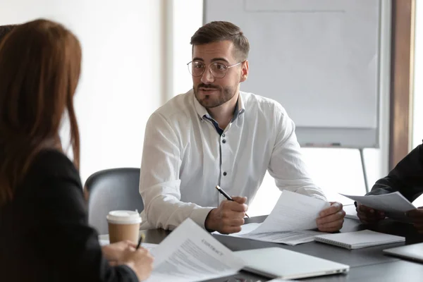 Zakelijke entiteiten bespreken contractvoorwaarden nemen deel aan formele onderhandelingen — Stockfoto