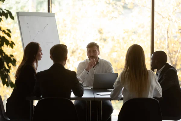 Уверенный бизнесмен делает презентацию для инвесторов во время группового собрания — стоковое фото