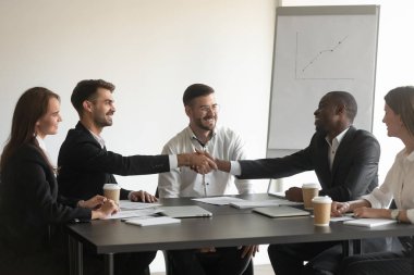 Anlaşma yaptıktan sonra Afrikalı ve Avrupalı takım liderleri el sıkıştı
