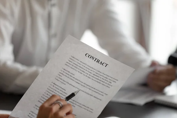 Primer plano hombre celebración de la pluma términos y condiciones de lectura del contrato — Foto de Stock