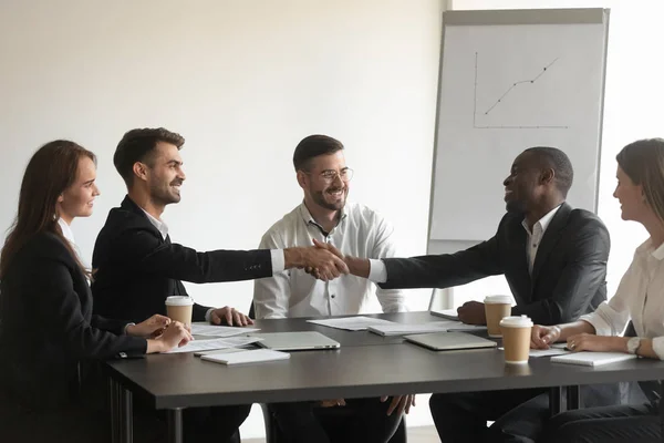 Nach dem Deal geben sich afrikanische und europäische Teamchefs die Hand — Stockfoto