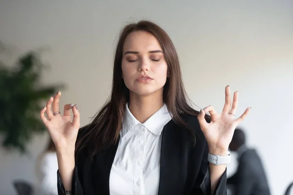 La mujer de negocios que medita respirando reduce profundamente el estrés y la ansiedad — Foto de Stock
