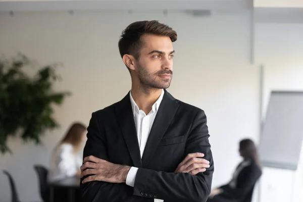 Auto-confiante empresário milenar em terno formal posando dentro de casa — Fotografia de Stock