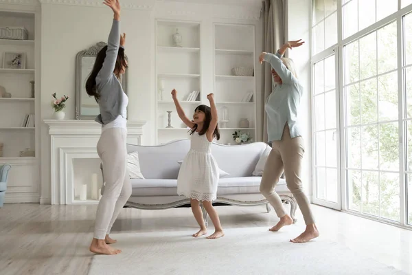 Gelukkige drie generaties vrouwen dansen in de woonkamer — Stockfoto