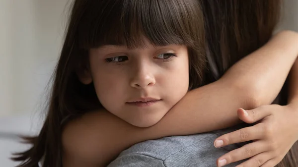 Pensiv liten flicka kram ung mamma visar kärlek — Stockfoto