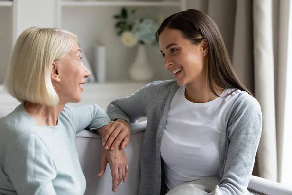 Feliz hija adulta y madre madura hablando en casa — Foto de Stock