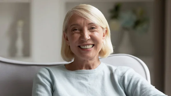 Retrato en la cabeza de una mujer madura feliz sintiéndose positiva — Foto de Stock