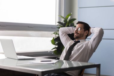 İş adamı ellerini başının arkasına koy ve izin gününün tadını çıkar.