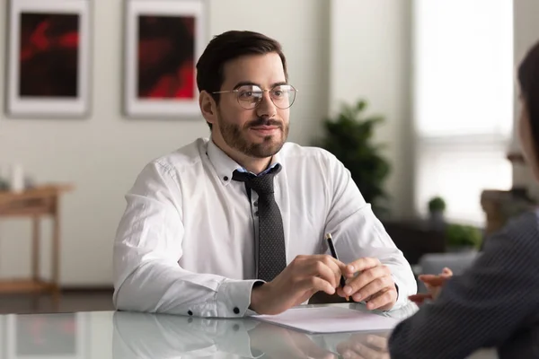 Male HR manager listens female applicant vacancy candidature — Stock Photo, Image