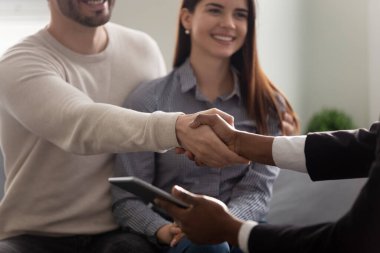 Mülk alıcısı ve Afrikalı emlakçı el sıkışarak birbirlerini selamlıyorlar