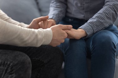 Yakından bakınca sevgili çift koltukta el ele oturuyorlar.