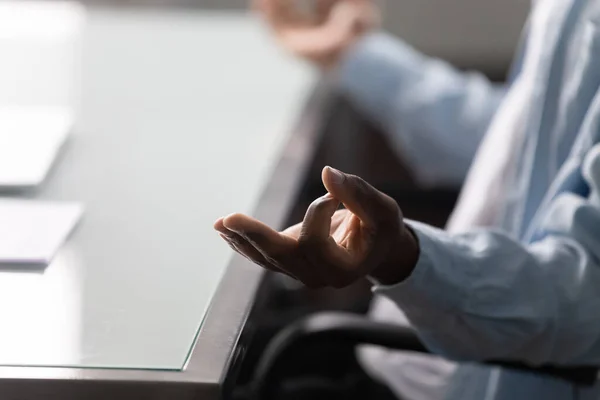 Africano trabajador hombre meditando primer plano enfoque en los dedos doblados gesto — Foto de Stock