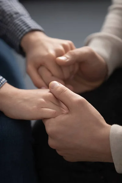 Vertical vue rapprochée homme femme couple en amour tenant la main — Photo