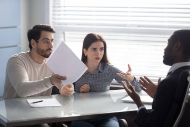 Banka müdürüyle tartışan kızgın çift, mortgage oranından memnun değil.
