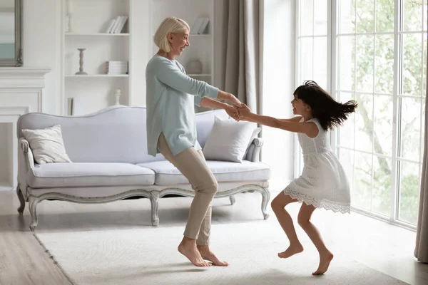Energieke grootmoeder veel plezier dansen met weinig kleindochter — Stockfoto