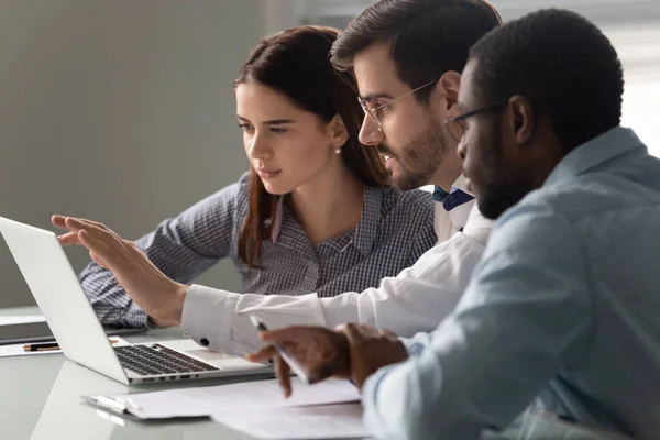 Líder de equipo mostrando a pasantes programa corporativo durante reunión de grupo — Foto de Stock