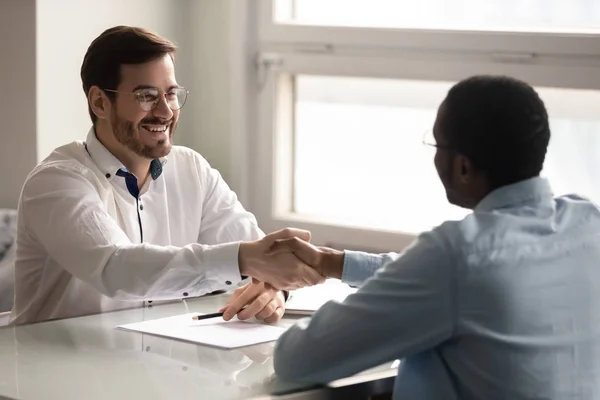 Empleador estremeciendo las manos comenzando entrevista de trabajo saludo africano solicitante — Foto de Stock