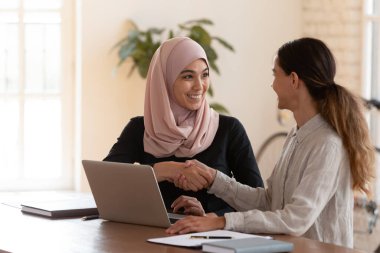 Uluslararası kadın liderler toplantıda el sıkışarak anlaşma imzaladılar