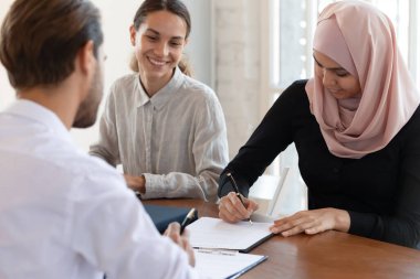 Çok ırklı iş ortakları toplantıda sözleşme imzaladılar