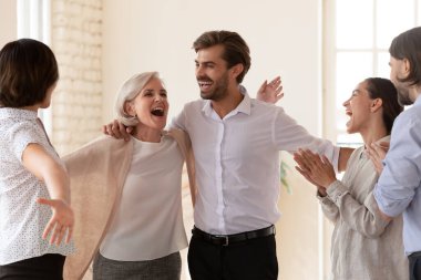 Coşkulu farklı meslekdaşlar takımın iş başarısını kutluyor.