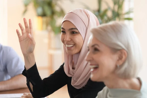 Mujer árabe sonriente participar en la reunión de equipo en la oficina —  Fotos de Stock