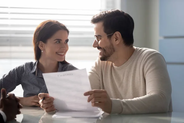 Paar gelezen contractvoorwaarden voordat u het hypotheekcontract ondertekent — Stockfoto