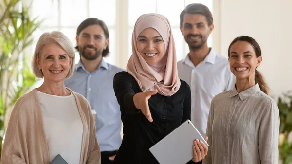 Uśmiechnięta arabska bizneswoman poznać nowego klienta stretch strony — Zdjęcie stockowe