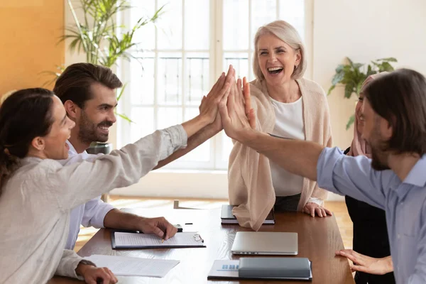 Coşkulu çoklu etnik meslektaşlar beşlik çakarak başarıyı kutladı