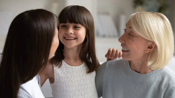 Feliz tres generaciones de mujeres disfrutan de tiempo en familia — Foto de Stock