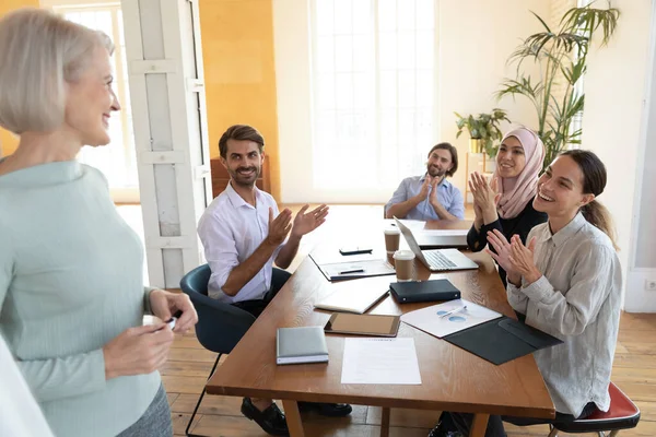 Glad multiracial anställda applådera tacka kvinnliga presentatör för möte — Stockfoto