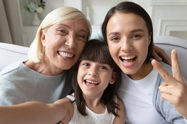 Exultante três gerações de mulheres tomar selfie juntos — Fotografia de Stock