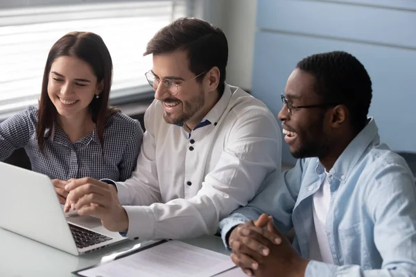 Caucasian man led meeting showing to diverse interns corporate app — Stock Photo, Image