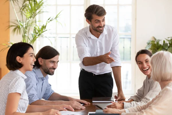 Sonriendo colegas multirraciales lluvia de ideas en la reunión de la oficina — Foto de Stock