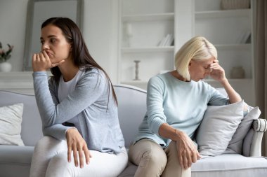 Düşünceli anne ve kızı kavga ettikten sonra konuşmaktan kaçınıyor.