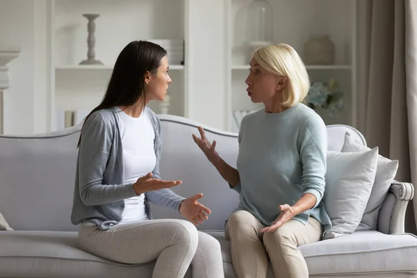 Angry grownup daughter and middle-aged mom dispute at home — Stock Photo, Image