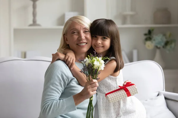Porträtt av lycklig mormor och barnbarn firar födelsedag — Stockfoto